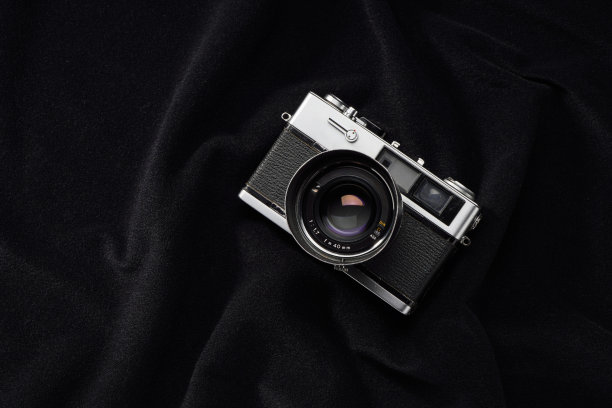 在黑暗背景下孤立的旧胶片相机图片下载