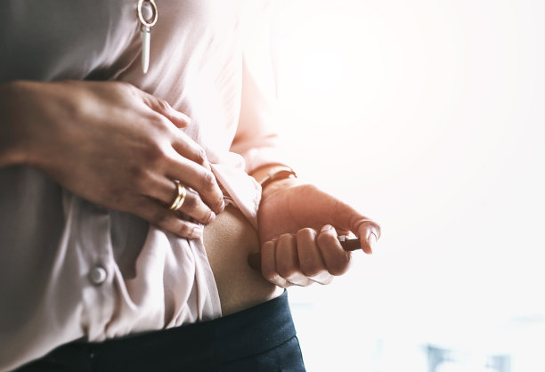 胃，女人和胰岛素笔的日常剂量，治疗和糖尿病管理的医疗保健。女孩，在家注射和腹部进行血糖或血糖控制，自我护理和监测。图片下载