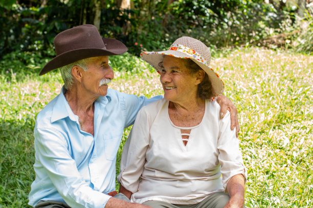 生活方式:拉丁裔已婚夫妇。大自然中快乐的老年农民图片下载