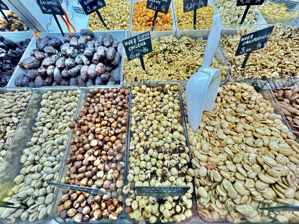 在老城市场的中央瓦伦登西亚集市上，一个当地小贩出售各种新鲜坚果图片下载