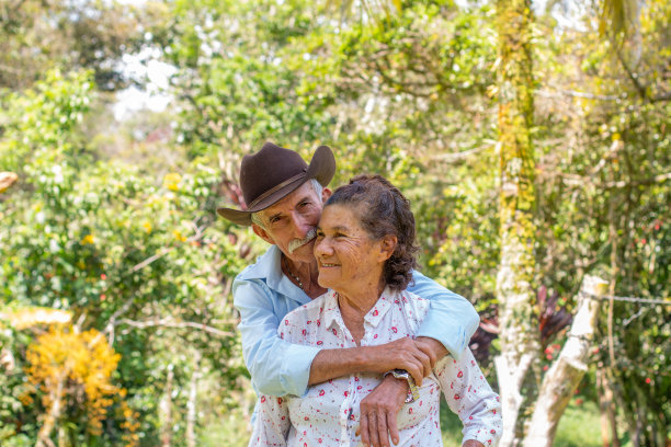 生活方式:老年夫妻。丈夫拥抱妻子图片下载