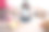漂亮的年轻女孩的全尺寸照片使用笔记本电脑网上购物堆叠衣服公寓室内图片下载