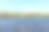 清澈的湖面上细小的涟漪。夏天的自然景观照片，绿草蓝天图片下载