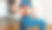 女运动员手中哑铃的特写照片。在家锻炼。运动的生活方式。图片下载