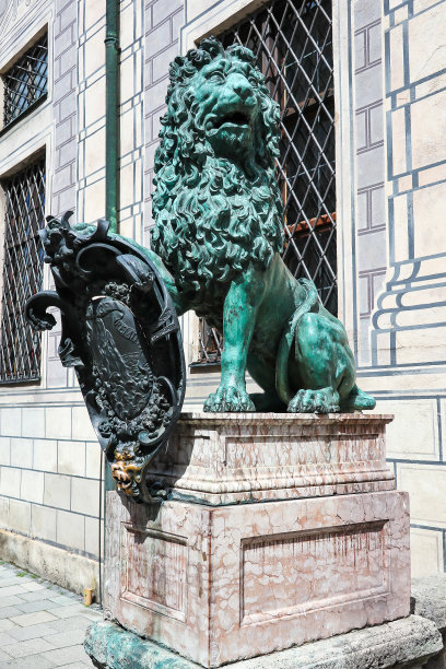 慕尼黑住宅外的青铜狮子雕像图片下载