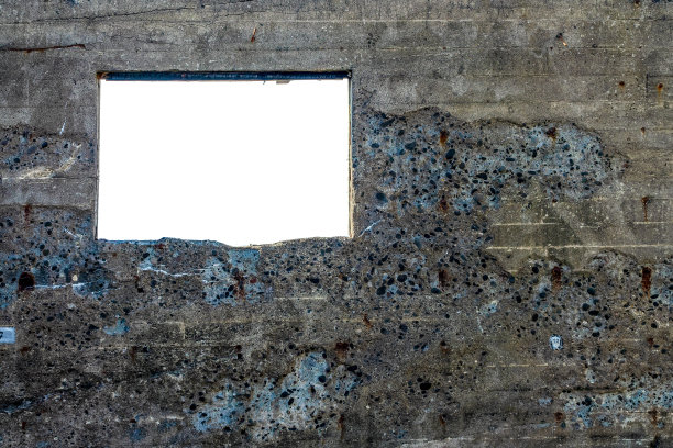 白色背景上混凝土墙上的矩形洞或窗户的照片图片下载