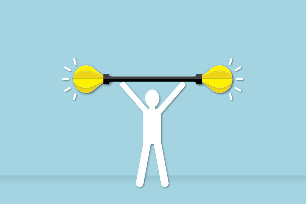 纸人举重和灯泡在柔和的蓝色墙壁背景。概念为能量，实力，动力，创意，商业成功和理念。图片下载