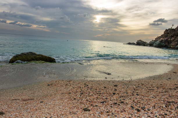 在圣巴泰勒米(圣巴特，圣巴特)加勒比海的海滩上，许多贝壳的特写照片图片下载