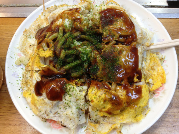 当地一家餐馆里的日式披萨。图片下载