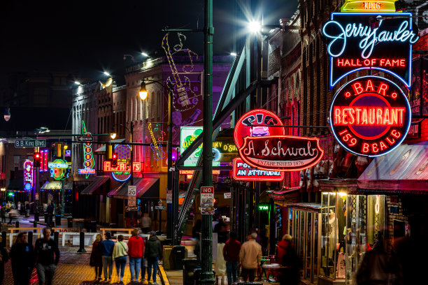 夜晚的比尔街。图片下载