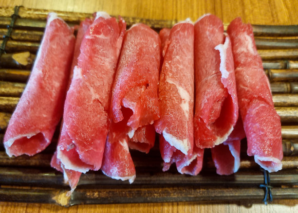 靠近餐桌上美味的肉图片下载