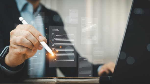 商人用电脑记录管理概念。文件管理系统的概念。在线文档数据库，数据库技术，文件访问，文档共享。图片下载