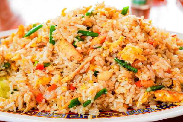 在泰国普吉岛旅游时，海鲜餐厅里盘子里的蟹炒饭的特写照片。图片下载