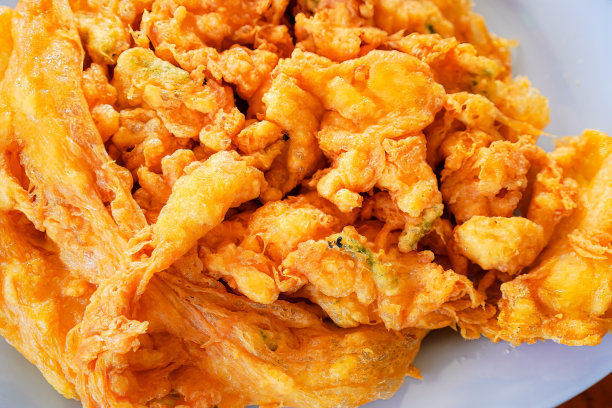 在泰国普吉岛旅游时，海鲜餐厅餐桌上的煎蛋卷特写照片。图片下载