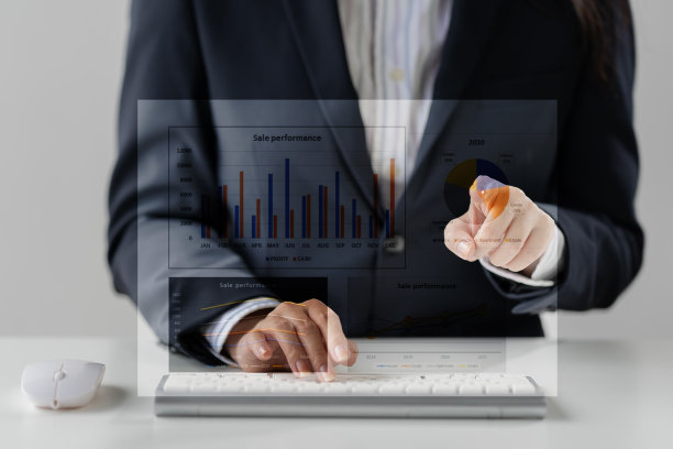 自信的女商人在她的办公室里用笔记本电脑工作，女会计或银行家在做计算储蓄，金融和经济的概念特写图片图片下载