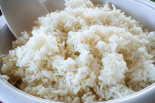 在泰国普吉岛旅游时，海鲜餐厅餐桌上的锅里盛着热米饭的特写照片。图片下载