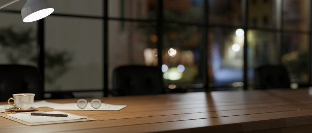 夜晚，漆黑的会议室，木质会议桌的灯光和装饰都很昏暗。图片下载