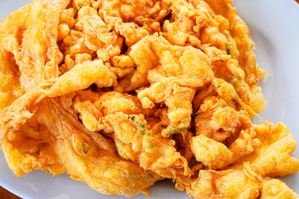 在泰国普吉岛旅游时，海鲜餐厅餐桌上的煎蛋卷特写照片。图片下载