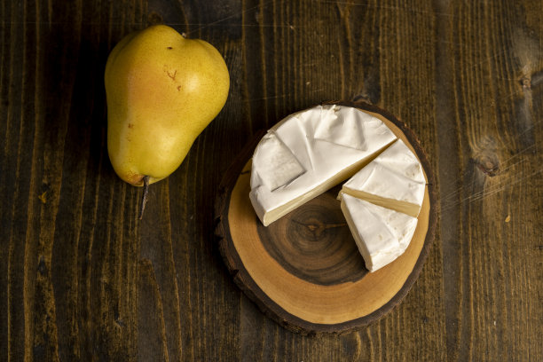 融化的奶酪和白色的霉菌在桌子上图片下载