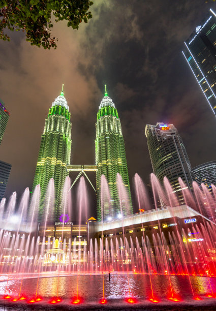 在双子塔下，五彩缤纷的湖交响乐喷泉表演。图片下载