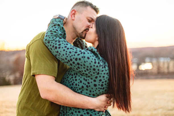 多种族千禧一代夫妇在冬末在家内外度过美好时光照片系列图片下载