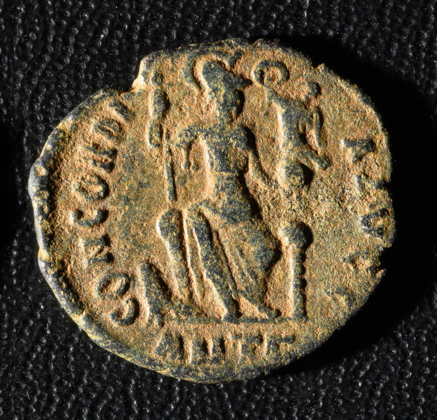 古罗马硬币上的康科迪亚女神，黑色背景上的旧金属货币。主题为古铜色纹理，罗马与历史。图片下载