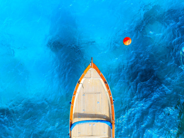 一艘摩托艇的无人机视图。豪华运输。假期和节假日。夏季适合海上旅行。海湾。照片作为背景和壁纸。地中海。图片下载