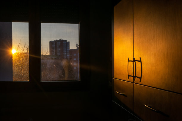 带金属把手的抽屉柜图片下载