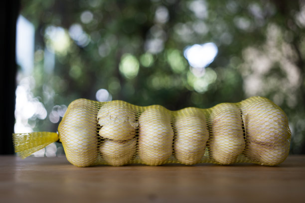 干蒜用黄色网袋包装图片下载