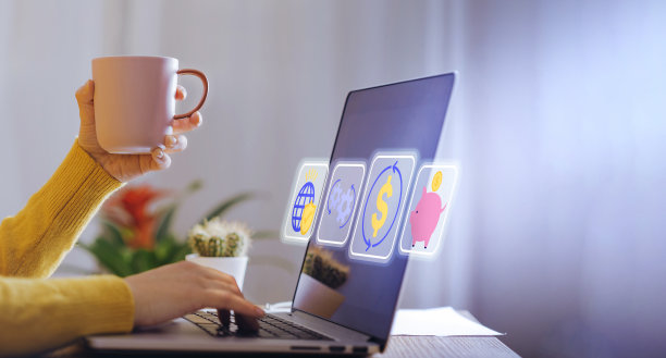 用咖啡分析笔记本电脑上的财务数据图片下载