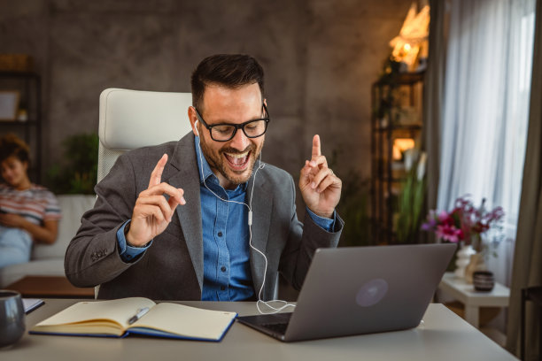 男人在家工作时听音乐，女朋友在背后图片下载