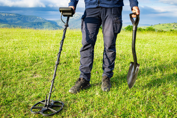 在山里带着金属探测器的寻宝者。图片下载