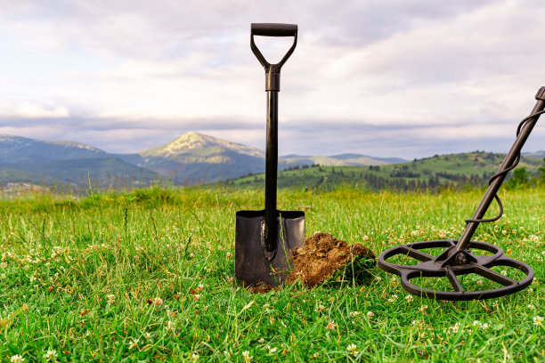 在山里带着金属探测器的寻宝者。图片下载