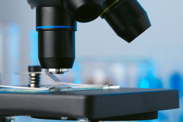 科学实验室有显微镜，试管有样品，近距离照片图片下载