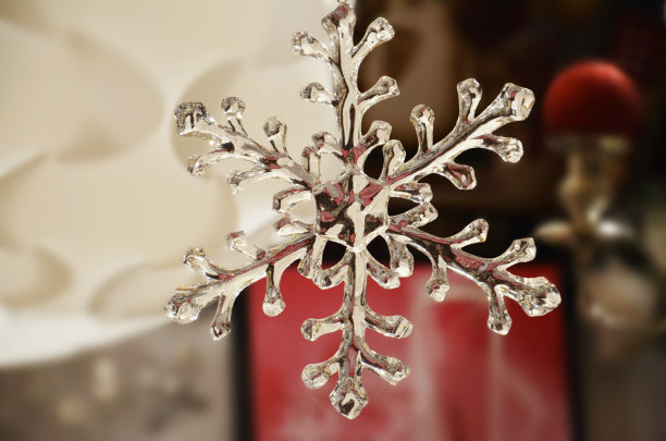 透明雪花圣诞装饰的特写照片图片下载