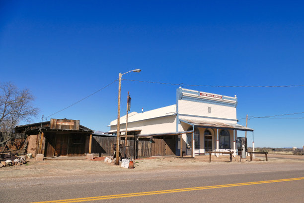 美国亚利桑那州科奇斯县一个沙漠小镇的前杂货店图片下载