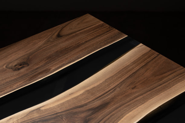 桌子被环氧树脂和清漆覆盖。豪华优质木材加工。深色背景的木桌。商业计划书概念。图片下载
