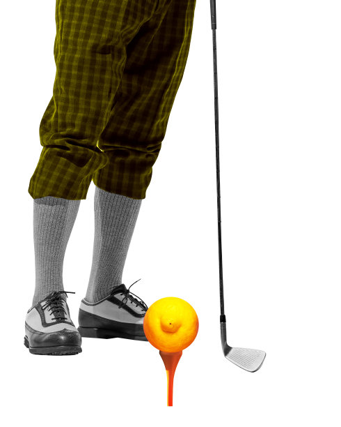 穿着格子裤、短袜和高尔夫鞋的男性腿部的黑白图像，准备在高尔夫球座上打出橙色的球。当代艺术拼贴。图片下载