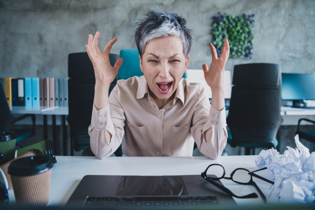 照片中，压力大、情绪低落的女性招聘人员穿着正式的衬衫，工作在现代设备上，在办公室、工作站、阁楼里大喊大叫图片下载