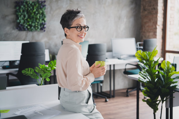 迷人的好心情的照片年龄的女士招聘人员穿着正式的衬衫喝茶在室内工作场所工作站阁楼图片下载