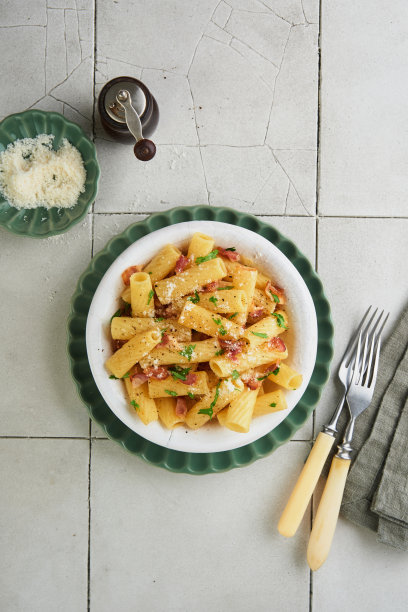 复古的盘子里放着熏肉、帕尔马干酪、胡椒和罗勒。传统意大利面食食谱。封面或文章前视图。图片下载