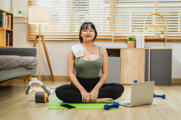 运动后独自冥想的女人图片下载