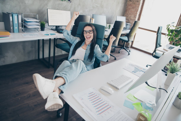 漂亮的年轻女孩的全尺寸照片坐在扶手椅上获胜穿着时髦的牛仔服装现代职场成功的企业主家庭办公室图片下载