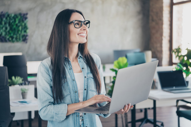 微笑的有思想的女士专家的照片穿牛仔裤衬衫沟通现代设备室内工作场所工作站阁楼图片下载