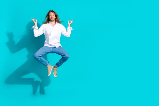 全身照片迷人有趣的家伙穿白衬衫跳高手臂折叠空空间孤立的蓝色背景图片下载