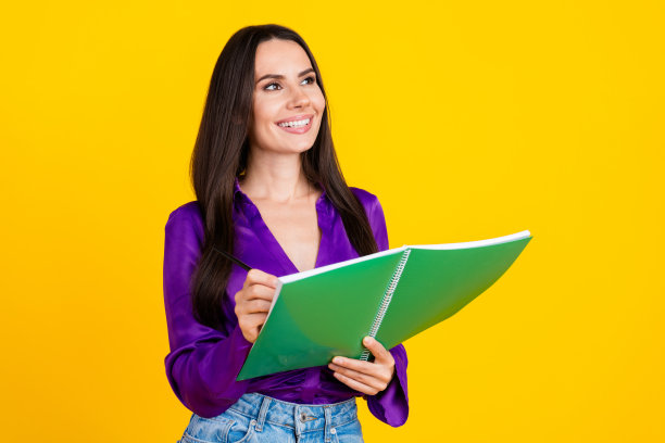 照片正面的女士拿着笔记本写着看侧面孤立明亮的色彩背景图片下载