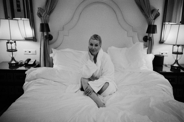 女人在酒店房间里放松的照片，黑白相间，传达着平静图片下载