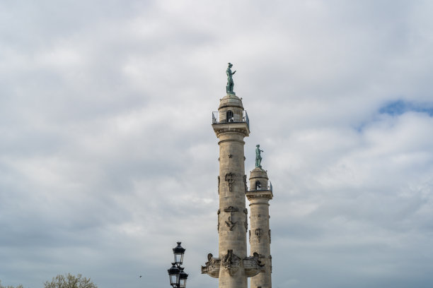 加龙河附近的柱廊，商业和航海标志，历史建筑，编辑形象图片下载