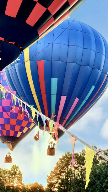 多个热气球空中年度热气球节活动鲜艳的颜色•库存照片•辛普森维尔，南卡罗来纳州，美国图片下载