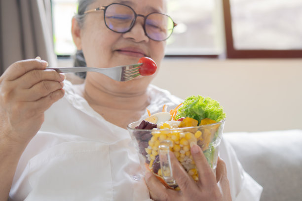快乐成熟的亚洲老年妇女在家吃健康食物的照片。退休健康饮食理念。图片下载
